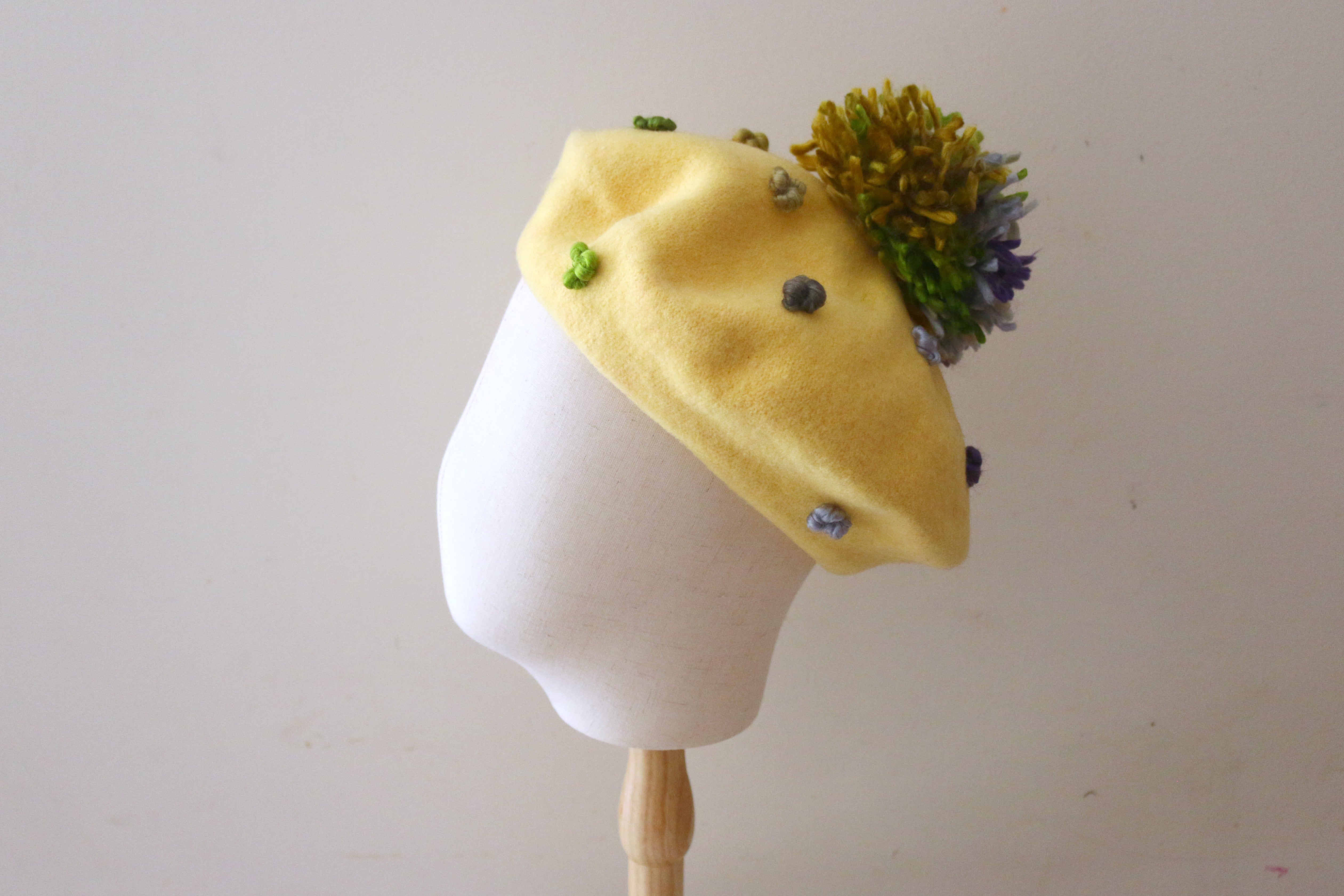 Grosgrain wool 100% pompom berets in yellow