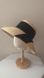 Charger et lire la vidéo dans la visionneuse de la Galerie, Wide Turned-down Brim Straw Hat Hepburn Style Holly

