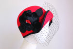 将图片加载到图库查看器，1920s Inspired Scarlet Cloche with Black Roses
