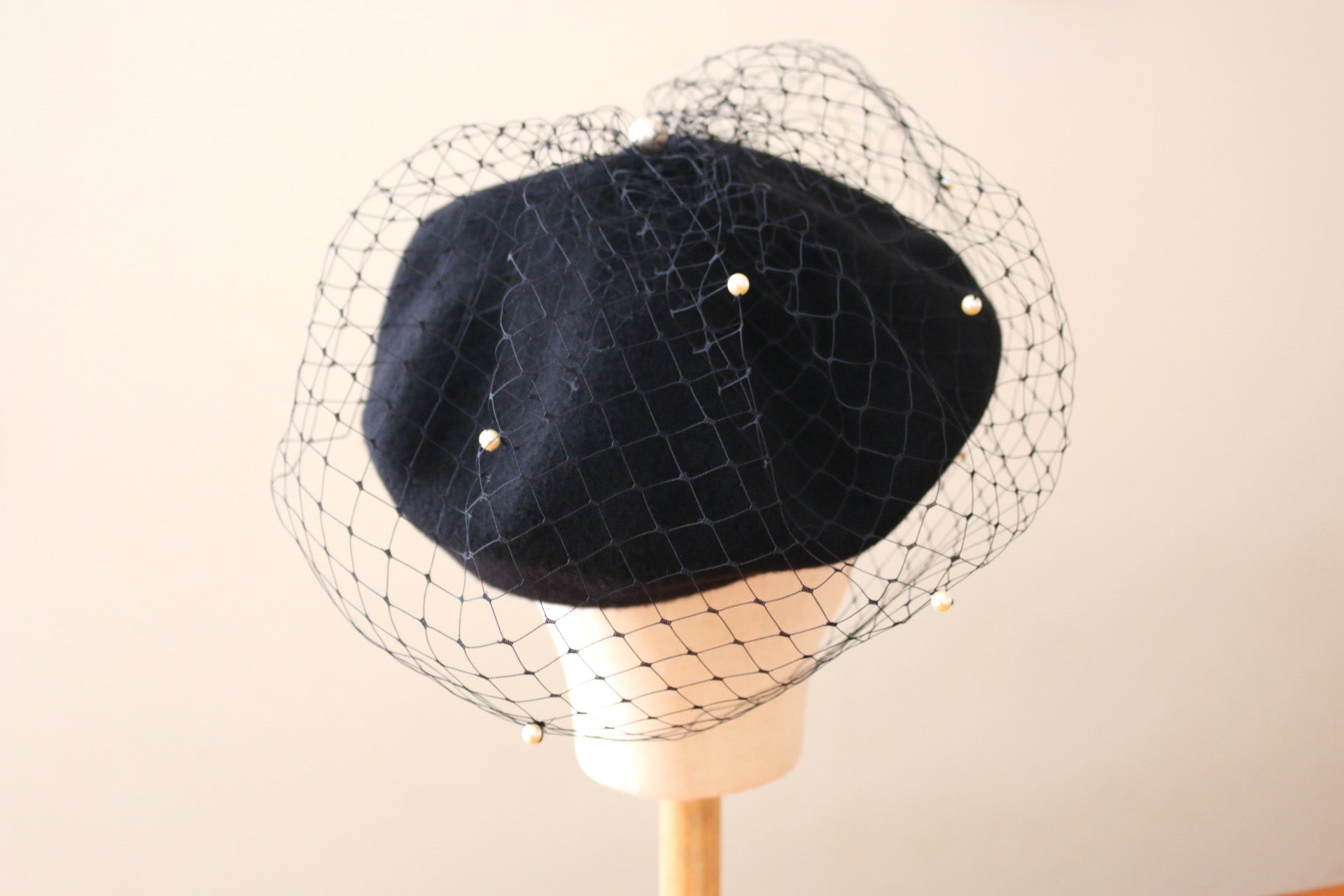 Pearl dot veiling Black Wool Knit Beret -Grosgrain