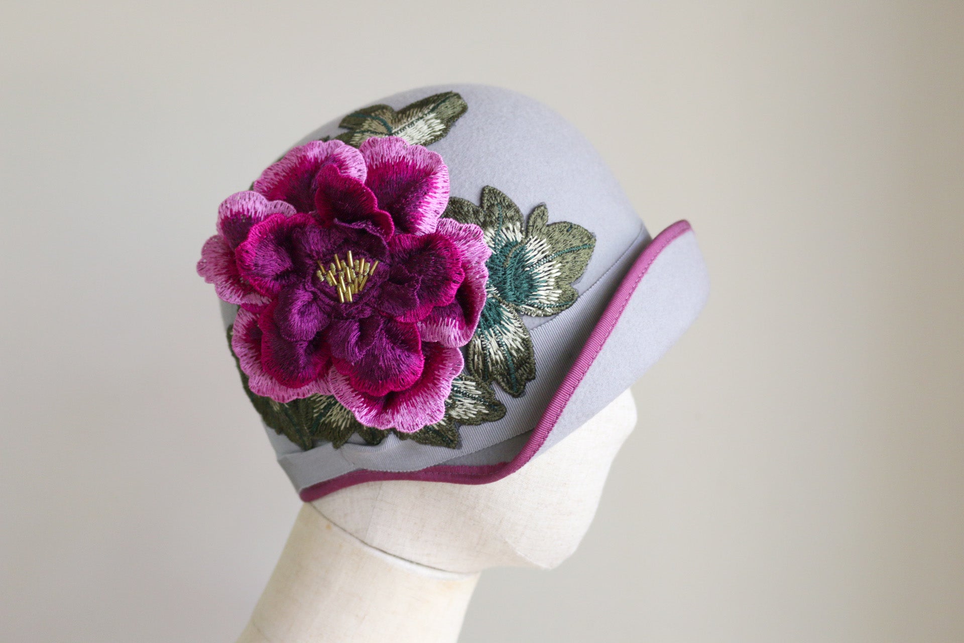 1920s Inspired Cloche Light Grey with Magenta Rose