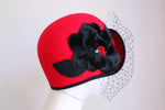 将图片加载到图库查看器，1920s Inspired Scarlet Cloche with Black Roses
