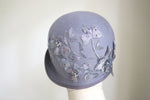 将图片加载到图库查看器，1920s Inspired Cloche Light Grey with Silver Flower

