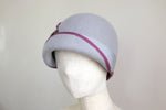 Charger l&#39;image dans la galerie, 1920s Inspired Cloche Light Grey with Magenta Rose
