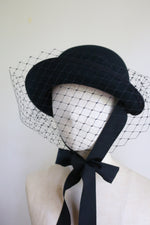 Cargar imagen en el visor de la galería, Grosgrain Black wool felt cloche 1920S
