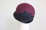 Charger l&#39;image dans la galerie, 1920s Vintage Inspired Cloche Bordeaux with Black Venice Lace Applique
